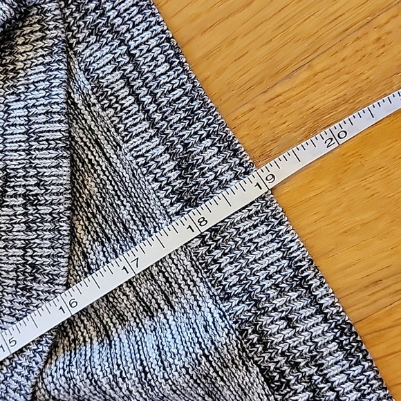 Size small women's cardigan - Picture 4 of 7